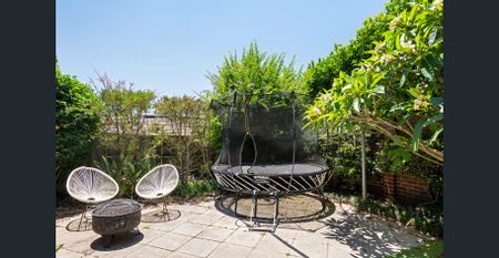 Spacious Townhouse in Sought-After Balgowlah Locale - Photo 2