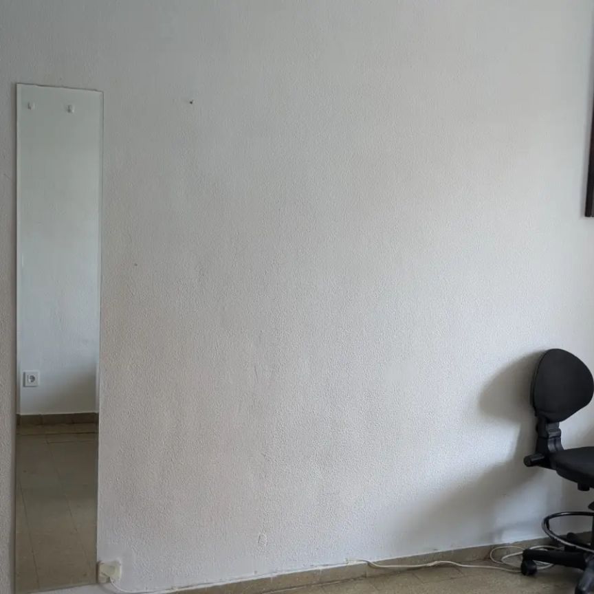 Room in a shared apartment for rent in Entrevías, bills included - Photo 1