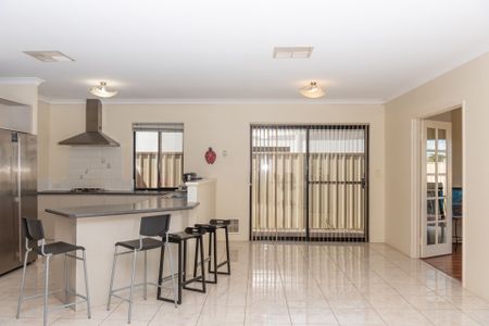 Huge 5 Bedroom Home in Cul De Sac Location @$980 Per Week - Photo 2