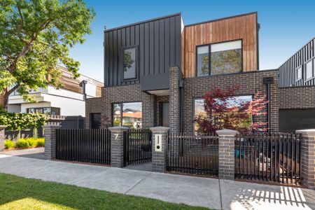 Exquisite and Spacious Townhouse! - Photo 2