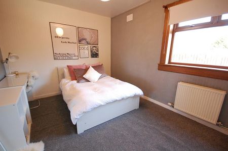 3 bedroom flat to rent - Photo 5