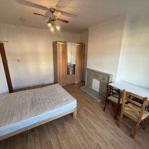 House share to rent - Photo 2