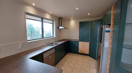 Convenient Family House - Photo 3