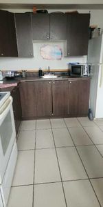 4 et demi pour juillet , eau chaude chauffage stationnement inclus - Photo 3
