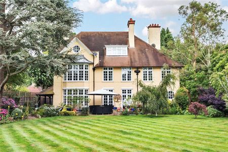 A substantial detached Edwardian property with beautiful South facing gardens in a fantastic location. - Photo 5