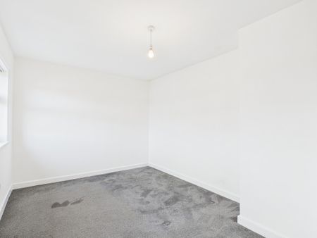 3 Bedroom Mid Terraced House - Photo 2