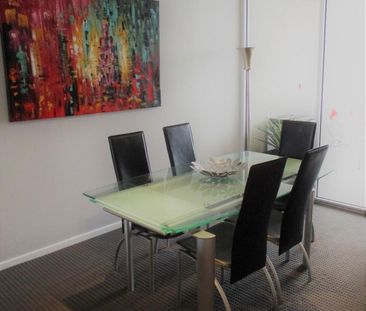 Partly furnished Executive apartment, walk to work - Photo 5