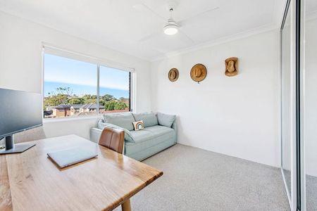 Sun Filled 2 Bedroom Apartment - Photo 2
