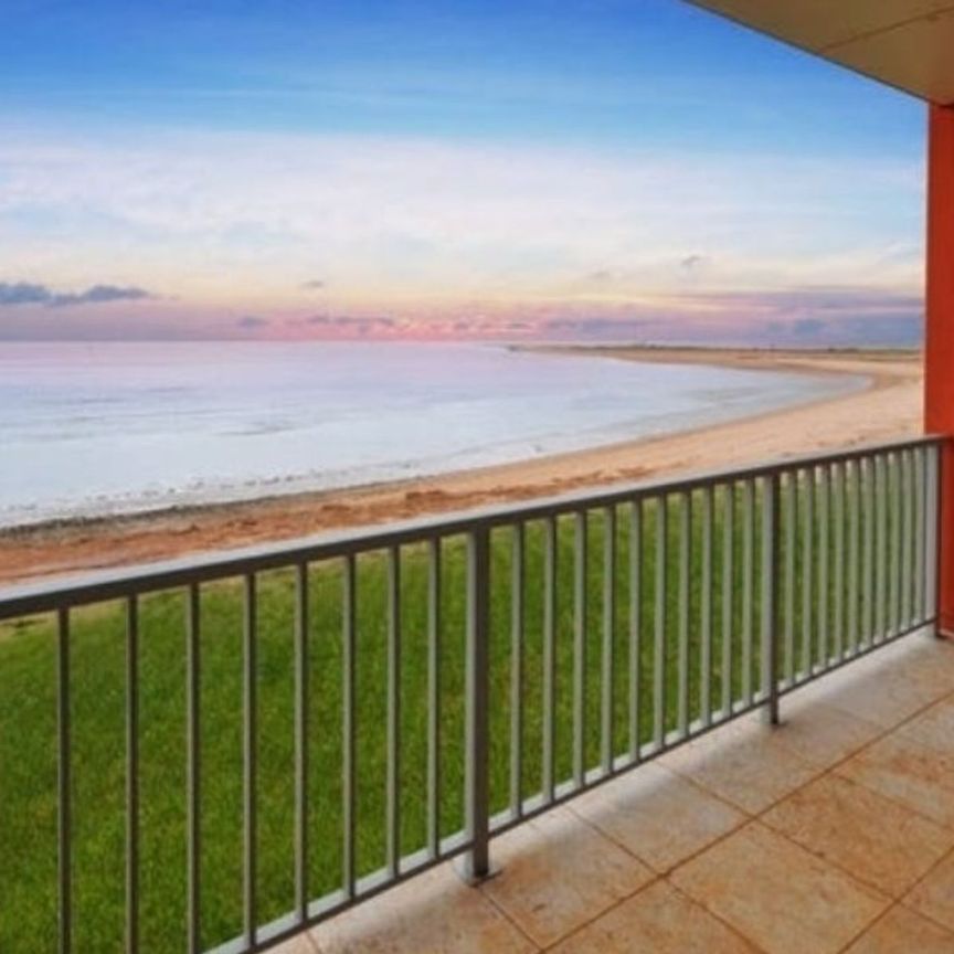 TOP FLOOR 1x1 - Ocean View + Fully Furnished Unit! - Photo 1