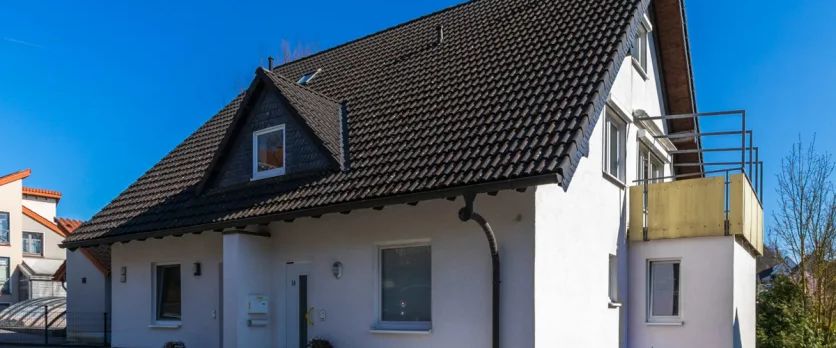GROßE WOHNUNG MIT EIGENEM EINGANG, 2 BADEZIMMERN, BALKON UND GARAGE - Foto 1