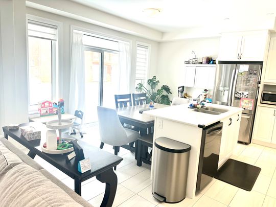 For Lease - 38 Kenneth Rogers Crescent, East Gwillimbury, Ontario - Photo 1