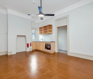 TOP FLOOR APARTMENT IN GLEBE POINT - Photo 1