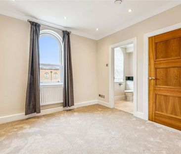 A modern three bedroom town house with river views and roof terrace... - Photo 2