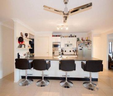 Four bed family home - Photo 5