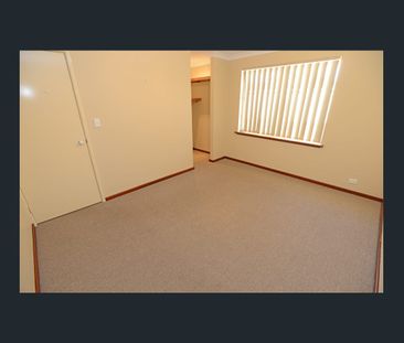 SPACIOUS & PRIVATE REAR FAMILY HOME - Photo 2