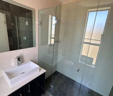 NORTH WOLLONGONG MODERN 3 BED UNIT - Photo 2