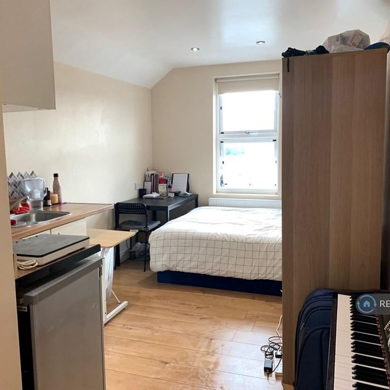 Studio to rent - Photo 1