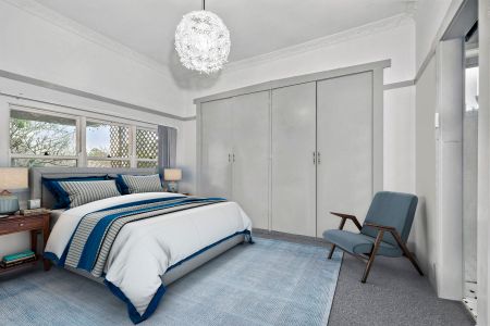 LARGE FAMILY HOME WITH IMMACULATE & SPACIOUS INTERIORS! - Photo 2