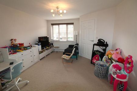 3 bedroom semi-detached house to rent - Photo 2