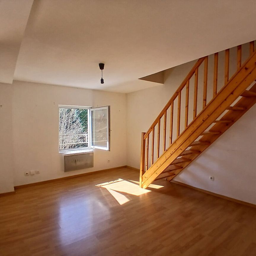 Appartement T2 bis en duplex 53.8 m2 à FRAISANS - Photo 1