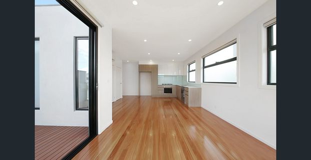 Light filled living in Northcote - Photo 1