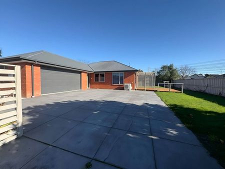 Spacious 190m2, 4-Bedroom Family Home - Photo 4