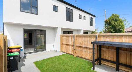 Chic 2BR Townhouse Brilliant Location - Photo 3