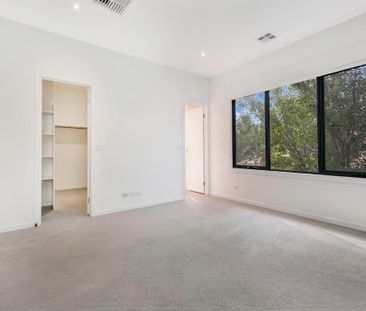 Bright and Modern Townhouse in a Prime Location – Ideal Family Home - Photo 5