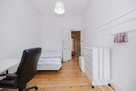 3 bedroom flat to rent - Photo 3