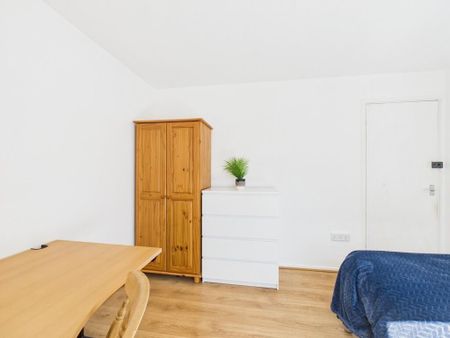 3 bedroom flat to rent - Photo 3
