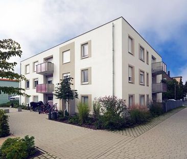 Mit eignem Garten, großem Tageslichtbad mit Dusche sowie Badewanne ... - Photo 1