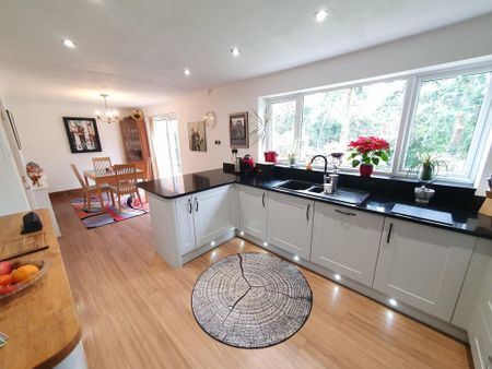 4 bedroom detached house to rent - Photo 3