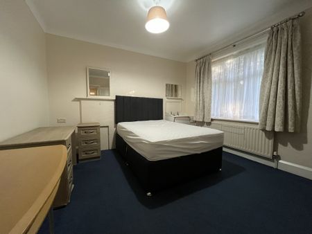 4 bed flat to rent in Gervis Road, Bournemouth, BH1 - Photo 4