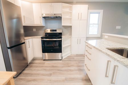 ** NEWLY RENOVATED ** 3 BEDROOM APARTMENT IN ST. CATHARINES!! - Photo 2