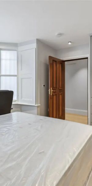 3 bedroom flat in London - Photo 1