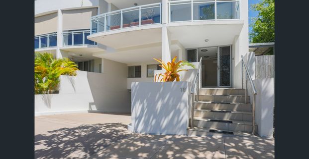 Spacious 2-Bedroom Ground Floor Apartment in the Heart of North Ward - Photo 1