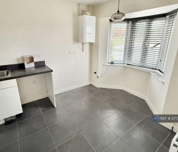 4 bedroom semi-detached house to rent - Photo 6