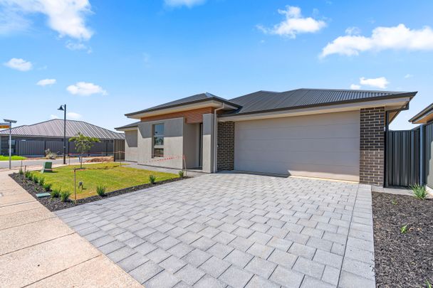 Stunning Brand new 5 bedroom home - Photo 1