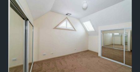 Beautifully Appointed Townhouse, Easy-care and convenient Hills living - Photo 5