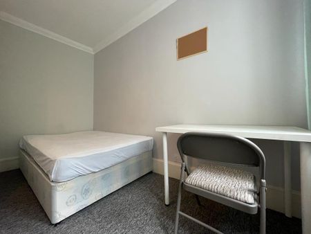 4 bedroom semi-detached house to rent - Photo 5