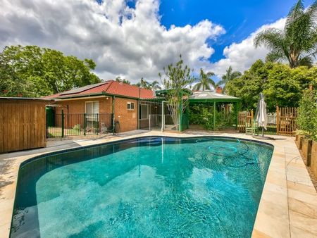 Expansive Family Sanctuary with Modern Comforts - Photo 3