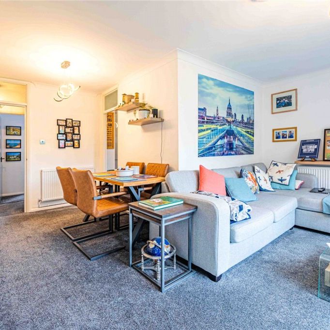 2 bed Upper Floor Flat for rent - Photo 1