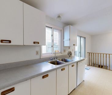 For Lease - 71 Geddes Crescent, Barrie, Ontario - Photo 2