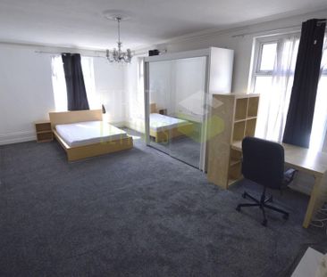 4 bedroom flat to rent - Photo 2