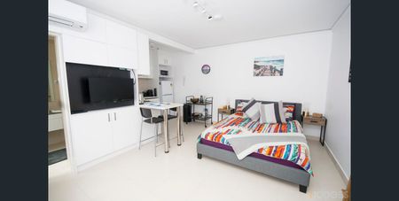 Stylish Furnished Studio with Car Space in the Heart of St Kilda - Photo 2