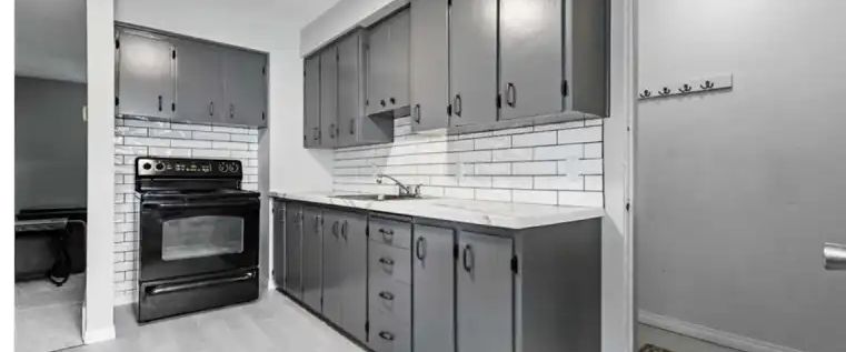 2 bedroom/1 bathroom main floor for rent in Glenbrook | Calgary - Photo 1