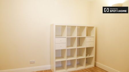 Room for rent in 5-bedroom apartment in Ballymun, Dublin - Photo 2