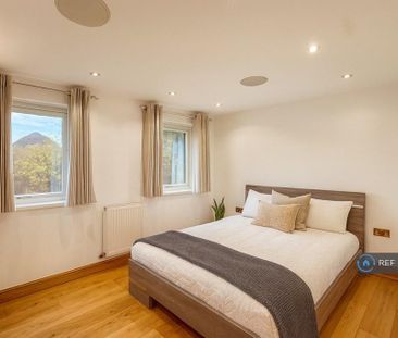 1 bedroom in a house share to rent - Photo 2