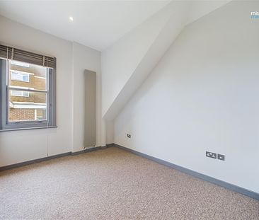 Spacious two double bedroom mansion apartment with two bathrooms in central Hove, near to Church Road. For the commuters Hove train station is within half a mile. Offered to let un-furnished. Available now! - Photo 1