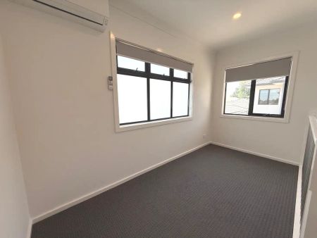 “Modern 2-Bedroom House in Werribee” - Photo 4